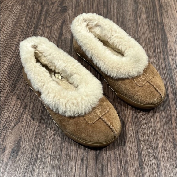 UGG Shoes - Ugg Moccasin Slippers #1871 Women's Sheepskin tan size 40/us 9